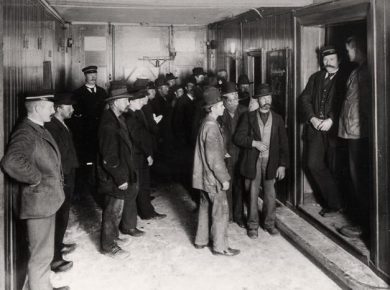 arbejdsloese-ved-indgangen-til-herberg-for-hjemloese-i-dr-tvaergade-koebenhavn-1890erne