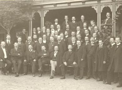 de-delegerede-ved-stiftelsen-af-handels-og-kontormedhjaelpernes-arbejdsloeshedskasse-kolding-1907