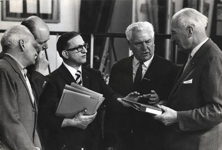 I anledning af 25-års-dagen for Danmarks befrielse i 1970 donerede DKP en samling dokumenter vedr. en række likvideringer under besættelsen til Frihedsmuseet. På billedet ses Ib Nørlund, Ingmar Wagner, Tage Revsgård Andersen, Alfred Jensen og direktør Aage Roussell ved overrækkelsen. Revsgård udgav i 1966 dokumenterne i kildesamlingen DKP og Frihedskampen, bd. 30, inkl. følgebrevet til museet