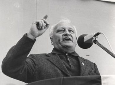 Ib Nørlund taler ved EF demonstration foran Christiansborg på 2 års dagen for folkeafstemningen, 2.10.1974