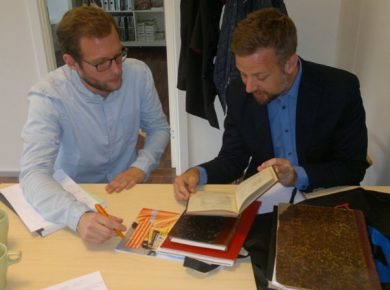 nils-barenholdt-abm-og-simon-bauer-min-a-kasse-ser-paa-a-kassens-foerste-protokoller-under-et-indledende-projektmoede-foto-jesper-joergensen