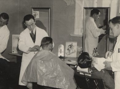 Frisør og barbersalon 1940’erne – Ukendt fotograf