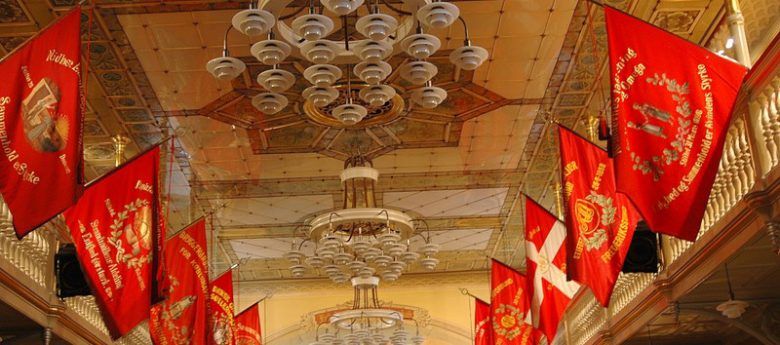 15_festsal_med_faner_2006_edited