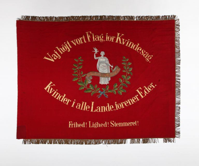Vaj höjt vor Flag, for Kvindesag. Kvinder i alle Lande, forener Eder.