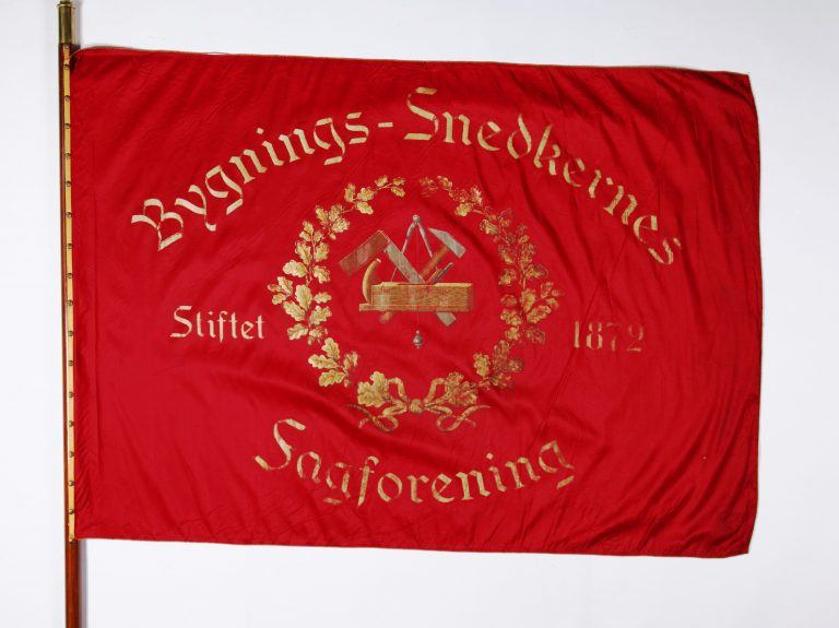 Bygningssnedkerne hører til de absolutte pionerer i arbejderbevægelsen. Snedkerne var med i Den 1. Internationale fra 1871, hvorefter en sand strejkeepidemi hjemsøgte snedkerne. De havde oplevet faldende realløn igennem 1860erne, og maskiner overtog mere og mere af deres arbejde. De nye fabrikker med storproduktion blev en trussel mod svendene, der fik svært ved at bevare troen på håndværket og en fremtid som selvstændig mester.