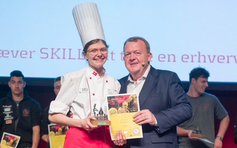 Konditor Anne BAnke med Lars Løkke_credit Skills danmark_edited