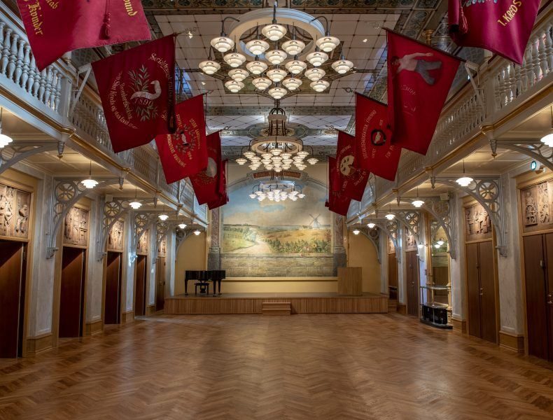 Åbningstider og priser>