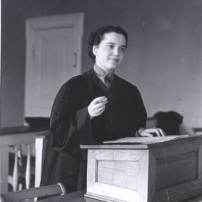 Edel Saunte på talerstol i landsretssagførerkappe i 1930'erne
