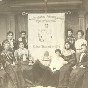 Den Broderlige Arbejderklasses Hjælpeforening med ny fane 1904