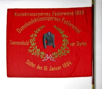 Konfektionssyernes Fagforening 1909. Damekonfektionssyernes Fagforenings fane fra 1909.