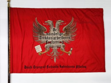 De kvindelige Trykkeriarbejderes Fagforenings fane fra 1923.