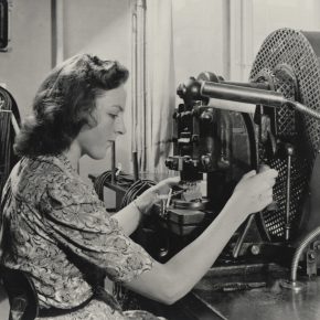 Stansemaskine på Den Nordiske Kabel- og Trådfabrik, 1940'erne