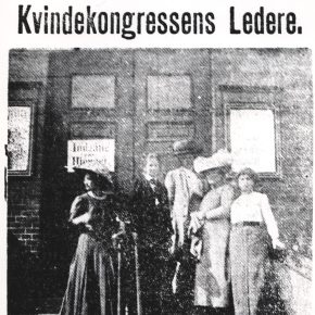 Kvindekongressens ledere på trappen foran Folkets Hus på Jagtvej. Affotograferet avisbillede