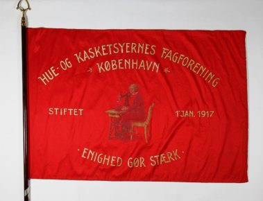 Hue- og kasketsyernes fagforenings fane fra 1923.