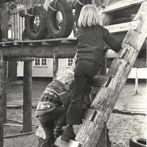 Leg på legeplads i 1976.