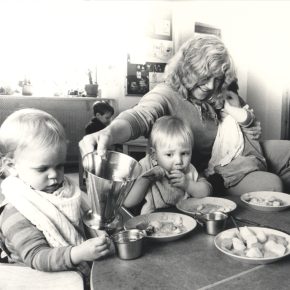 Spisning og pasning i vuggestue i 1980'erne.