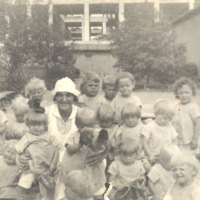 Daginstitution med pædagog i 1920.