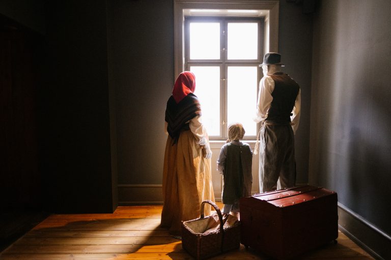 En familie er lige ankommet til byen. Hvad drømmer de om? Vil deres liv i byen blive bedre end det, de forlod på landet? 