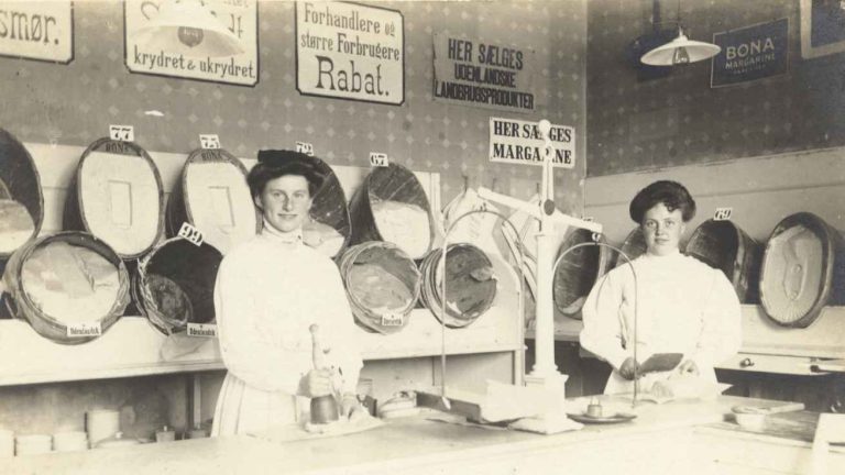 To kvinder bag disken i en smørforretning, 1910'erne.